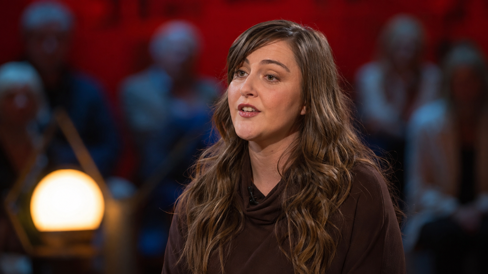 Maya Geudens geeft duiding in een studio-opname